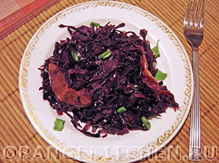 Тушеная краснокочанная капуста с яблоками