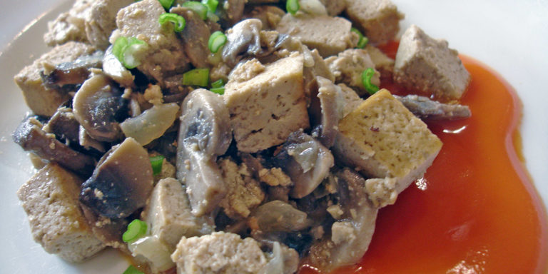 Жаркое без мяса из тофу с грибами